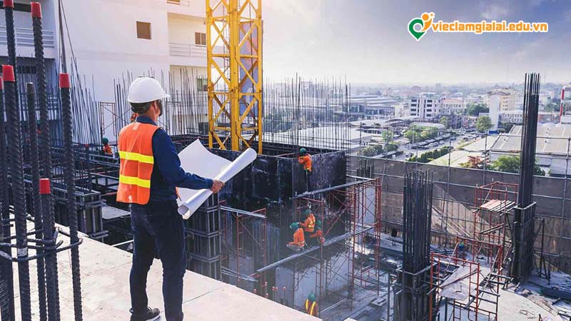 Kỹ sư xây dựng giám sát công trình tại Gia Lai